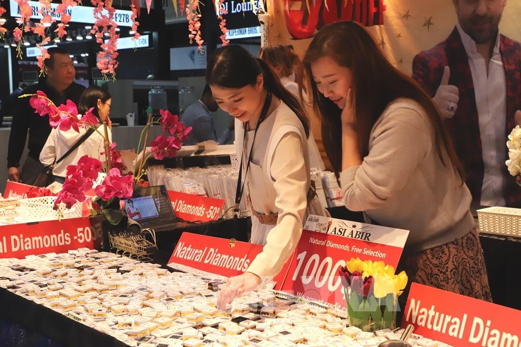 Vietnamese firms join Hong Kong gem and jewelry shows